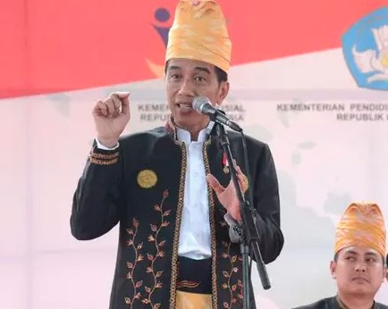 Makna Jempolan Baju Adat Tanah Bumbu yang 3 Kali Dipakai Jokowi