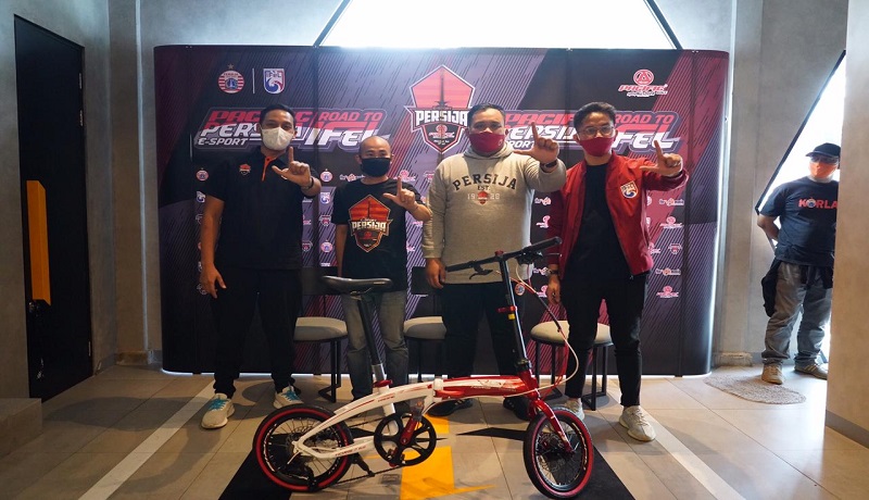 Panita Pelaksana Turnamen E-Sport Pro Evolution Soccer (PES). Foto: Persija Panita Pelaksana Turnamen E-Sport Pro Evolution Soccer (PES). Foto: Persija