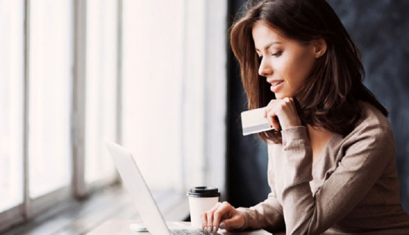 Ilustrasi wanita belanja online. (Shutterstock) Ilustrasi wanita belanja online. (Shutterstock)