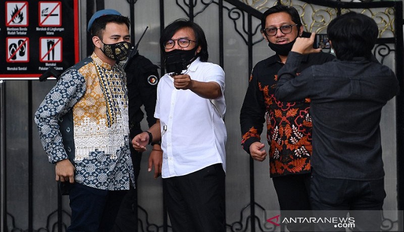 Raffi Ahmad, Andre Taulany, dan penyanyi Ari Lasso berbincang seusai bertemu dengan Presiden Joko Widodo di Istana Kepresidenan. Foto: Antara Raffi Ahmad, Andre Taulany, dan penyanyi Ari Lasso berbincang seusai bertemu dengan Presiden Joko Widodo di Istana Kepresidenan. Foto: Antara