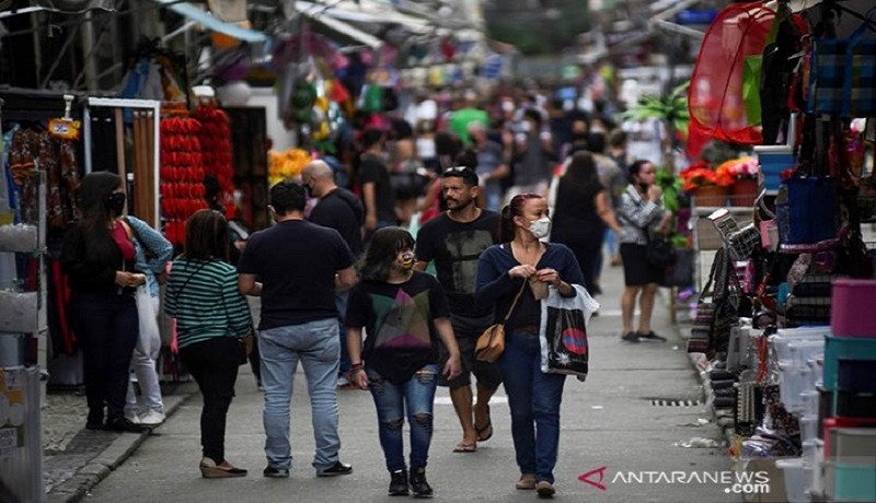 Sejumlah warga berjalan di tempat perbelanjaan di Rio de Janeiro, Brazil. Foto: Antara Sejumlah warga berjalan di tempat perbelanjaan di Rio de Janeiro, Brazil. Foto: Antara