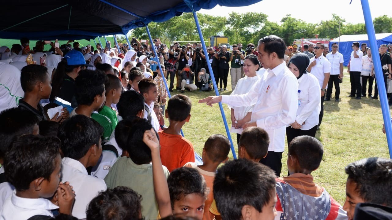 Jokowi tinjau pengungsi Gempa Ambon, Maluku (Foto: Biro Setpres) Jokowi tinjau pengungsi Gempa Ambon, Maluku (Foto: Biro Setpres)