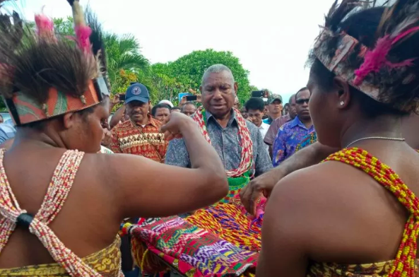 Kepala Suku Besar Arfak Dominggus Mandacan disambut dengan prosesi adat saat hendak memimpin pertemuan dengan masyarakat adat suku tersebut di Manokwari, Minggu (1/9/2019). (Sumber foto: Antara/Toyiban) Kepala Suku Besar Arfak Dominggus Mandacan disambut dengan prosesi adat saat hendak memimpin pertemuan dengan masyarakat adat suku tersebut di Manokwari, Minggu (1/9/2019). (Sumber foto: Antara/Toyiban)