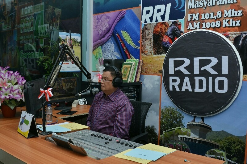Intip keseruan Wagub Gorontalo jadi penyiar radio, yuk (Foto : Haris Raju/GenPI.co) Intip keseruan Wagub Gorontalo jadi penyiar radio, yuk (Foto : Haris Raju/GenPI.co)