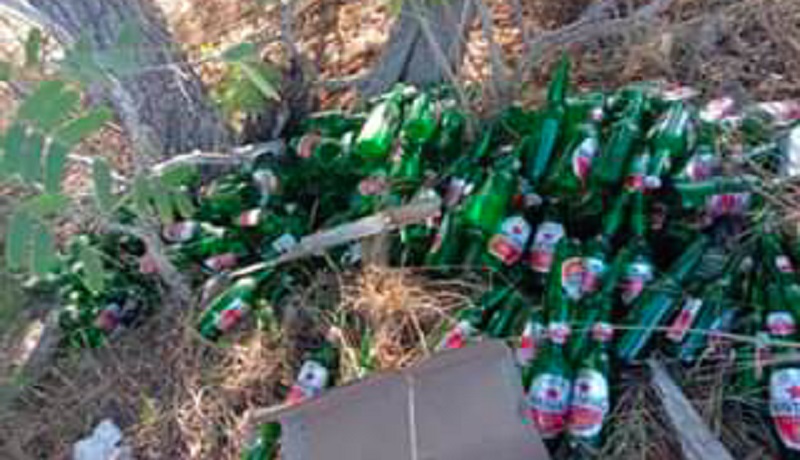 tumpukan sampah botol bir di Pantai Pink Komodo (foto: @evanstevano/ facebook Kantor Balai Taman Nasional Komodo) tumpukan sampah botol bir di Pantai Pink Komodo (foto: @evanstevano/ facebook Kantor Balai Taman Nasional Komodo)