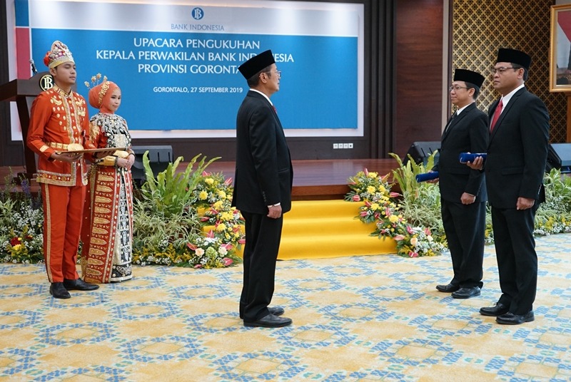 Deputi Gubernur BI Erwin Rijanto (tengah), memimpin upacara pengukuhan Kepala Perwakilan BI Gorontalo di Kantor Perwakilan BI Gorontalo, Jumat (27/9/2019) (Foto : Haris/GenPI.co) Deputi Gubernur BI Erwin Rijanto (tengah), memimpin upacara pengukuhan Kepala Perwakilan BI Gorontalo di Kantor Perwakilan BI Gorontalo, Jumat (27/9/2019) (Foto : Haris/GenPI.co)