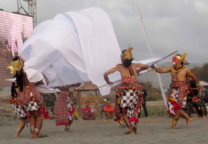 Sendratari Gumuk Pasir yang dipentaskan saat peringatan Hari Pariwisata Dunia, 27 September 2019 di Gumuk Pasir Barchan, Parangtritis, Bantul. (Foto: Erwan Widyarto) Sendratari Gumuk Pasir yang dipentaskan saat peringatan Hari Pariwisata Dunia, 27 September 2019 di Gumuk Pasir Barchan, Parangtritis, Bantul. (Foto: Erwan Widyarto)