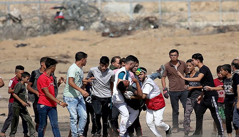 Seorang warga Palestina yang terluka dievakuasi saat melakukan unjuk rasa anti-Israel, di pagar perbatasan Israel-Gaza di Jalur Gaza selatan.(ANTARA/REUTERS) Seorang warga Palestina yang terluka dievakuasi saat melakukan unjuk rasa anti-Israel, di pagar perbatasan Israel-Gaza di Jalur Gaza selatan.(ANTARA/REUTERS)