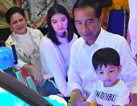 Jokowi menghabiskan akhir pekan bersama keluarga (Foto: Instagram/ @jokowi) Jokowi menghabiskan akhir pekan bersama keluarga (Foto: Instagram/ @jokowi)
