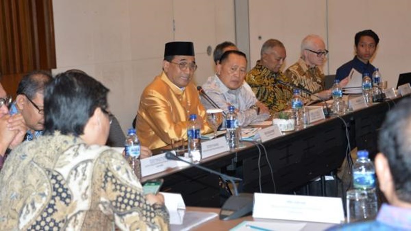 Menhub gunakan pakaian adat Riau saat rapat dengan DPR-RI, Selasa, 3 September 2019 (foto: Kemenhub) Menhub gunakan pakaian adat Riau saat rapat dengan DPR-RI, Selasa, 3 September 2019 (foto: Kemenhub)