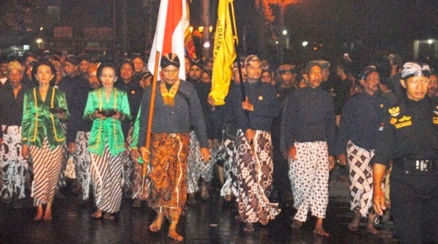 Tradisi malam 1 Syuro di Yogyakarta, Mubeng Benteng untuk intropeksi diri agar di kemudian hari tak lagi berbuat kesalahan (Foto : Budaya Jawa) Tradisi malam 1 Syuro di Yogyakarta, Mubeng Benteng untuk intropeksi diri agar di kemudian hari tak lagi berbuat kesalahan (Foto : Budaya Jawa)