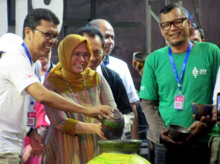 Dirut Badan Otorita Borobudur Indah Juanita, Kepala Dinas Pariwisata DIY Singgih Raharjo dan sejumlah unsur Pentahelix pariwisata menuangkan tanah dari kelima wilayah di DIY ke dalam gentong. (Foto: Erwan Widyarto) Dirut Badan Otorita Borobudur Indah Juanita, Kepala Dinas Pariwisata DIY Singgih Raharjo dan sejumlah unsur Pentahelix pariwisata menuangkan tanah dari kelima wilayah di DIY ke dalam gentong. (Foto: Erwan Widyarto)