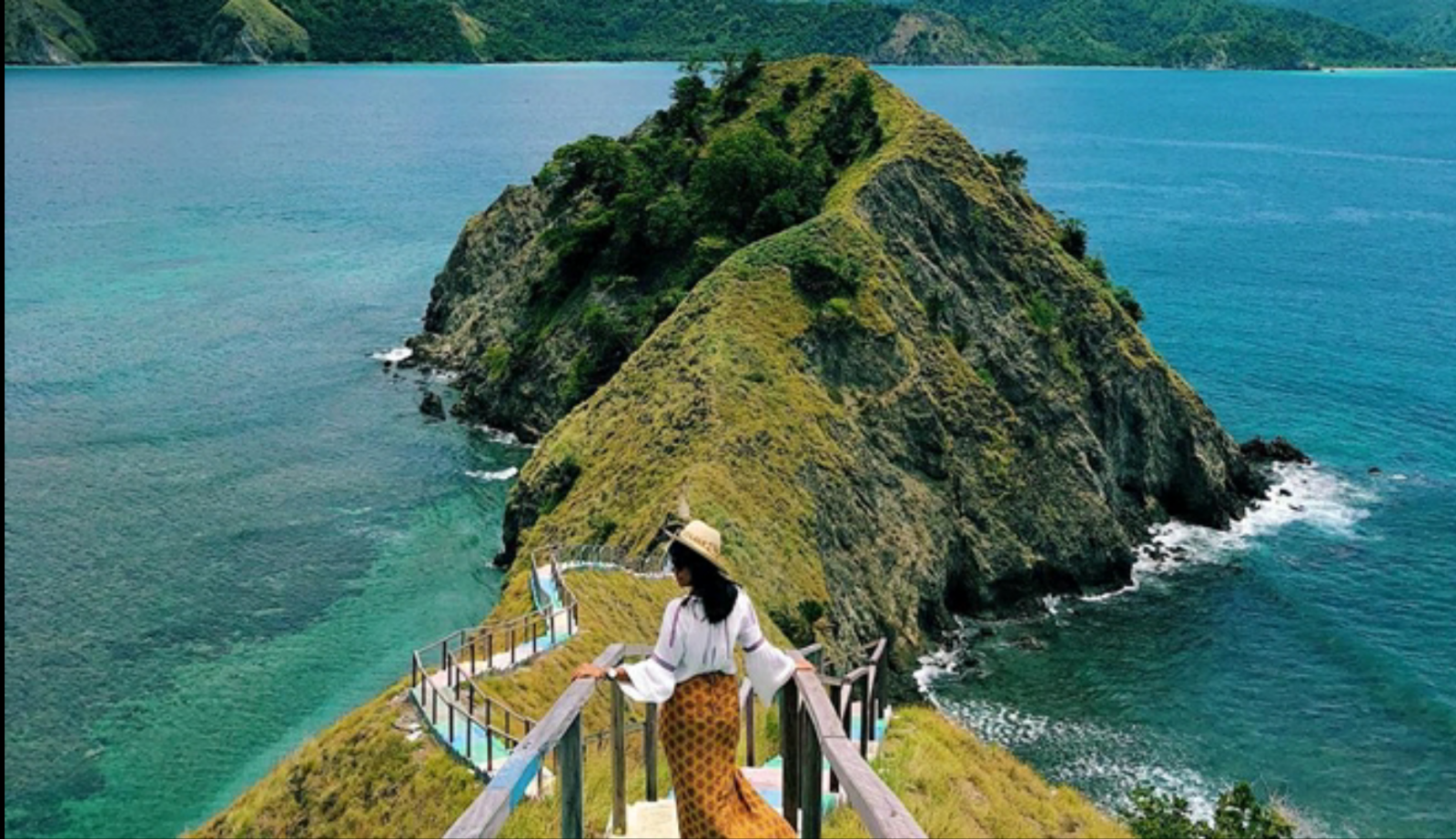 Pulau Dua, menyuguhkan keindahan yang tak kalah indah dibandingkan Pulau Padar di NTT. (Foto: TravelingYuk) Pulau Dua, menyuguhkan keindahan yang tak kalah indah dibandingkan Pulau Padar di NTT. (Foto: TravelingYuk)