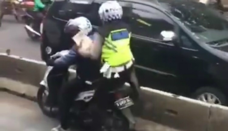Razia polisi kocak tertangkap mata netizen. Warganet pun riuh berkomentar di Twitter Polda Metro Jaya (Foto : Twitter TMC Polda Metro) Razia polisi kocak tertangkap mata netizen. Warganet pun riuh berkomentar di Twitter Polda Metro Jaya (Foto : Twitter TMC Polda Metro)