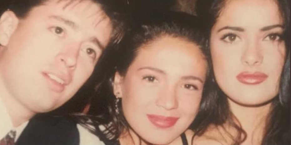 Sebuah foto yang ditunjukkan pengguna Twitter @youneedyuri membuktikan kedekatan ayahnya dengan Salma Hayek ketika masih muda. Sebuah foto yang ditunjukkan pengguna Twitter @youneedyuri membuktikan kedekatan ayahnya dengan Salma Hayek ketika masih muda.
