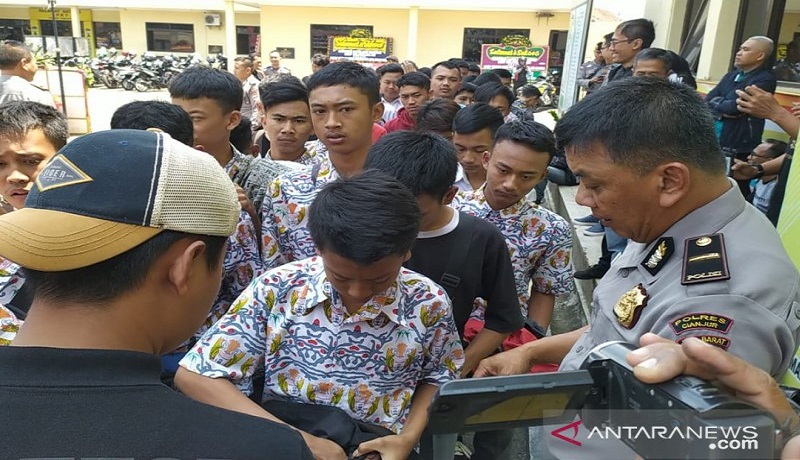 Ratusan siswa dari sejumlah SMK di Cianjur, Jawa Barat, diamankan di Mapolres Cianjur, karena akan berangkat ke Jakarta untuk berdemo. Foto: Ahmad Fikri/Antara Ratusan siswa dari sejumlah SMK di Cianjur, Jawa Barat, diamankan di Mapolres Cianjur, karena akan berangkat ke Jakarta untuk berdemo. Foto: Ahmad Fikri/Antara