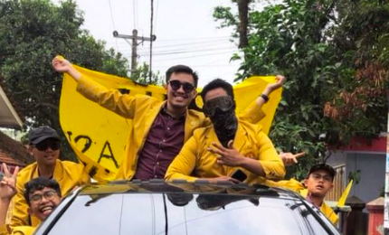 Mahasiswa tajir yang ikut demo pakai mobil BMW. (Foto: Twitter/@ZackyMochammed) Mahasiswa tajir yang ikut demo pakai mobil BMW. (Foto: Twitter/@ZackyMochammed)