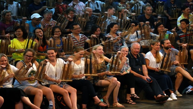 Turis asing riang memainkan alat musik angklung di Saung Angklung Udjo yang berlokasi di Kota Bandung (foto: Agus Bebeng/Antara) Turis asing riang memainkan alat musik angklung di Saung Angklung Udjo yang berlokasi di Kota Bandung (foto: Agus Bebeng/Antara)