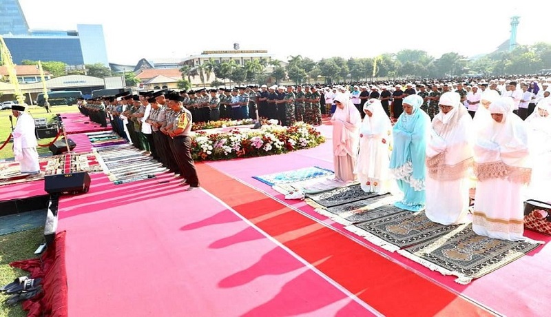 Ribuah masyarakat Jawa Timur Salat minta hujan di Lapangan Polda Jatim. (dok humas) Ribuah masyarakat Jawa Timur Salat minta hujan di Lapangan Polda Jatim. (dok humas)