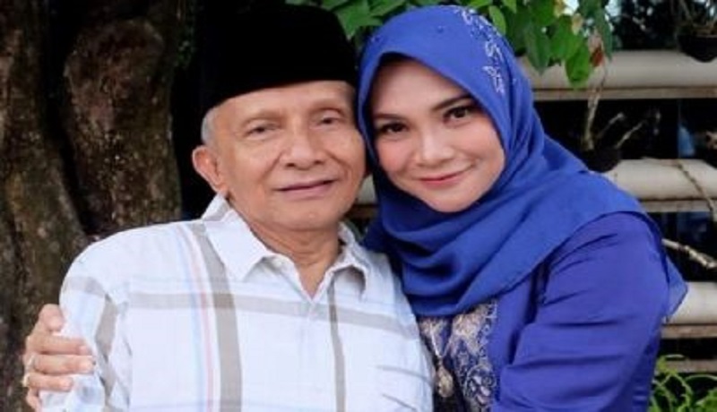 Hanum Rais bersama ayahnya, Amien Rais. (Foto: pojoksatu) Hanum Rais bersama ayahnya, Amien Rais. (Foto: pojoksatu)