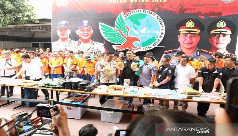 Gelar hasil Operasi Nila Jaya 2019 oleh Polda Metro Jaya dan jajaran Polres yang sukses menangkap 410 tersangka penyalahgunaan narkoba. Foto: Antara Gelar hasil Operasi Nila Jaya 2019 oleh Polda Metro Jaya dan jajaran Polres yang sukses menangkap 410 tersangka penyalahgunaan narkoba. Foto: Antara