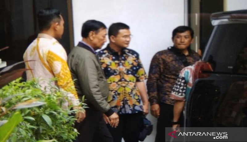 Menkopolhukam Wiranto (jaket hijau tua) keluar dari RSPAD Gatot Soebroto Jakarta, Sabtu (19/10). Foto: Antara Menkopolhukam Wiranto (jaket hijau tua) keluar dari RSPAD Gatot Soebroto Jakarta, Sabtu (19/10). Foto: Antara