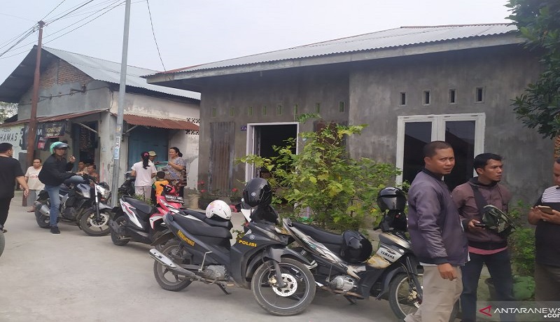 Polisi mendatangi rumah pelaku di Jalan Alfakah VI, Desa Tanjung Mulia Hilir, Kecamatan Medan Deli, Medan. Foto: Antara Polisi mendatangi rumah pelaku di Jalan Alfakah VI, Desa Tanjung Mulia Hilir, Kecamatan Medan Deli, Medan. Foto: Antara