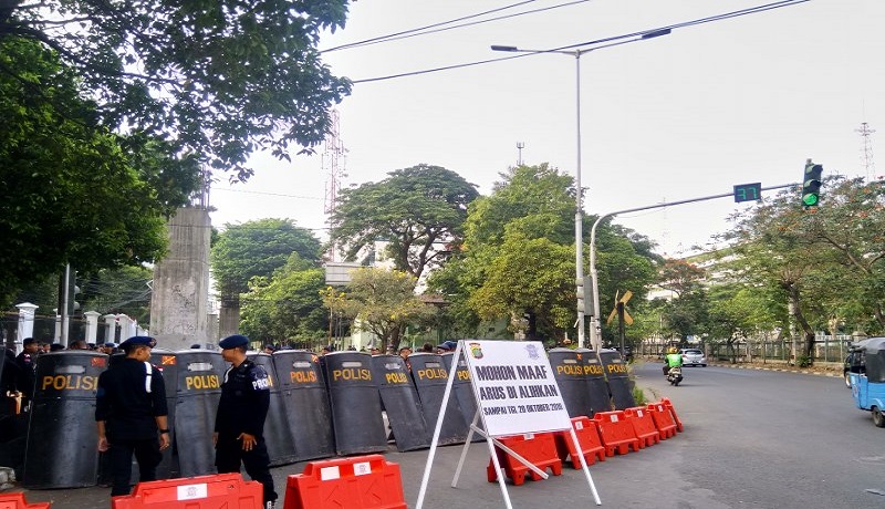 Petugas menutup akses jalan menuju Jalan Gelora, belakang gedung Parlemen Senayan, Jakarta, menjelang pelantikan presiden dan wakil presiden, Minggu siang (20/10). Foto: Antara Petugas menutup akses jalan menuju Jalan Gelora, belakang gedung Parlemen Senayan, Jakarta, menjelang pelantikan presiden dan wakil presiden, Minggu siang (20/10). Foto: Antara