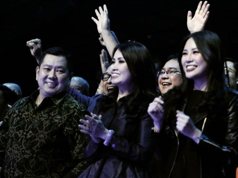 Angela Tanoesoedibjo (kanan) bersama Hary Tanoesoedibjo dan Liliana Tanoesoedibjo. Foto: Instagram/Angelatanoesoedibjo Angela Tanoesoedibjo (kanan) bersama Hary Tanoesoedibjo dan Liliana Tanoesoedibjo. Foto: Instagram/Angelatanoesoedibjo