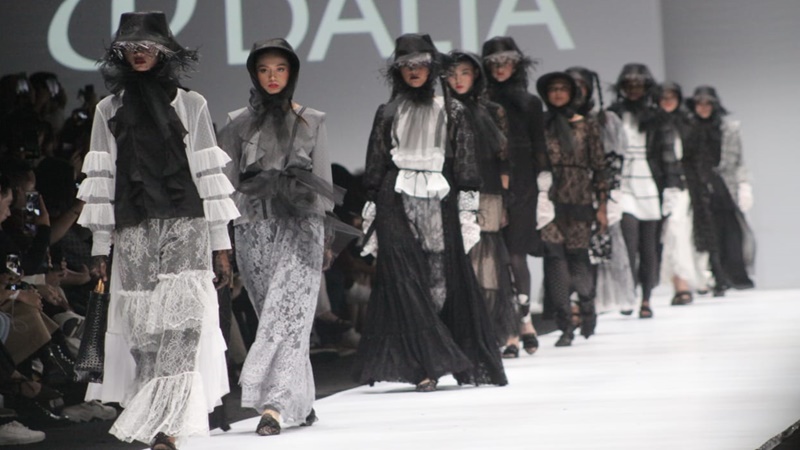 Daliatex rangkul 3 desainer di Jakarta Fashion Week 2019 (foto: Daliatex) Daliatex rangkul 3 desainer di Jakarta Fashion Week 2019 (foto: Daliatex)