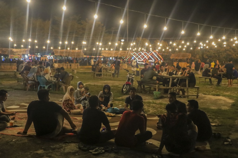 Pasar digital Dangoe-Dangoe pada Sabtu (05/10) malam dipadati ratusan pengunjung. Lokasinya berada di Dataran Tinggi Pematang Baih, Pasir Pangaraian, Kabupaten Rokan Hulu, Provinsi Riau. (Foto: Heru/GenPI.co) Pasar digital Dangoe-Dangoe pada Sabtu (05/10) malam dipadati ratusan pengunjung. Lokasinya berada di Dataran Tinggi Pematang Baih, Pasir Pangaraian, Kabupaten Rokan Hulu, Provinsi Riau. (Foto: Heru/GenPI.co)