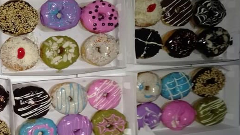 Donat merek JQ hanya bermodalkan lima lembar uang seratusan ribu rupiah (foto: Cici) Donat merek JQ hanya bermodalkan lima lembar uang seratusan ribu rupiah (foto: Cici)