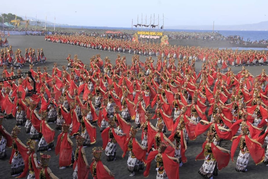Event pariwisata Sewu Gandrung di banyuwangi terlaksana berkat partisipasi masyarakat. (Foto: GenPI Banyuwangi) Event pariwisata Sewu Gandrung di banyuwangi terlaksana berkat partisipasi masyarakat. (Foto: GenPI Banyuwangi)