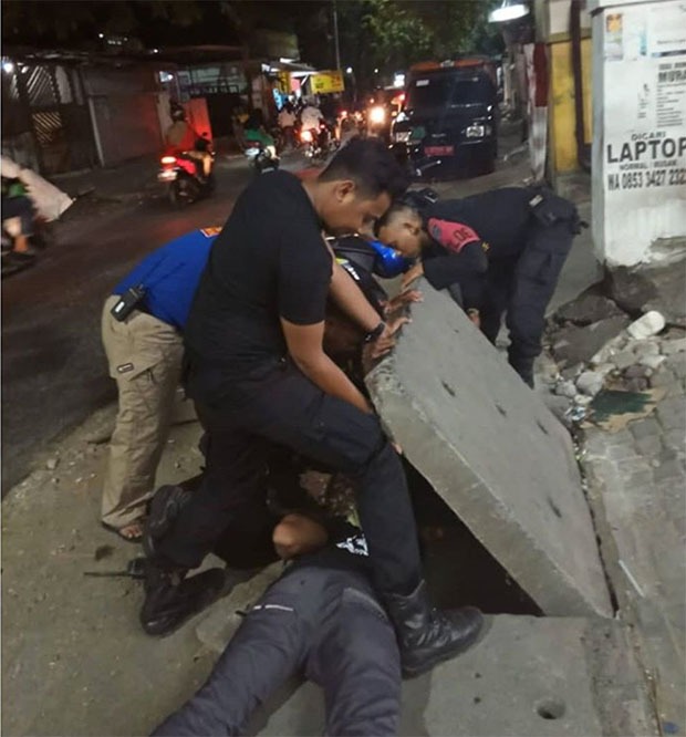 Petugas Badan Penanggulangan Bencana dan Perlindungan Masyarakat (BPB Linmas) Surabaya yang merupakan anak buah Wali Kota Tri Rismaharini membantu driver ojek online (ojol) bernama Ade Pamungkas yang mengalami nasib sial karena kunci sepeda motornya jatu Petugas Badan Penanggulangan Bencana dan Perlindungan Masyarakat (BPB Linmas) Surabaya yang merupakan anak buah Wali Kota Tri Rismaharini membantu driver ojek online (ojol) bernama Ade Pamungkas yang mengalami nasib sial karena kunci sepeda motornya jatu
