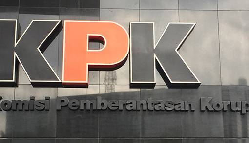 Seorang berhasil kabur saat OTT oleh KPK di Medan, Selasa (15/10) malam. (Foto:JPNN) Seorang berhasil kabur saat OTT oleh KPK di Medan, Selasa (15/10) malam. (Foto:JPNN)