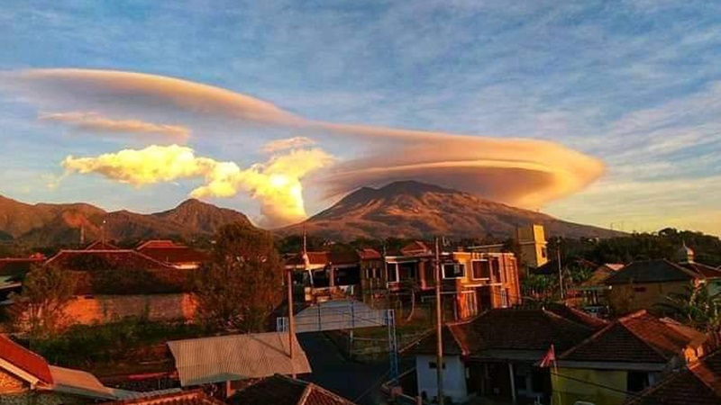 Fenomena Gunung Lawu Bertopi pada Kamis pagi, 3 Oktober 2019 (foto: Achmad) Fenomena Gunung Lawu Bertopi pada Kamis pagi, 3 Oktober 2019 (foto: Achmad)