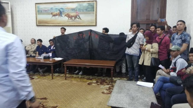 Mahasiswa Jatim menolak pertemuan dengan jamuan makan. Mereka bertemu dengan Forum Pimpinan Komunikasi Jatim untuk audiensi, bukan menyantap hidangan (Foto : Suara Jatim) Mahasiswa Jatim menolak pertemuan dengan jamuan makan. Mereka bertemu dengan Forum Pimpinan Komunikasi Jatim untuk audiensi, bukan menyantap hidangan (Foto : Suara Jatim)