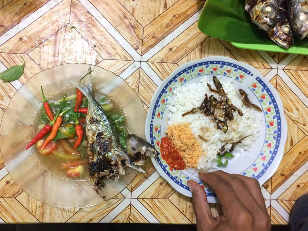 Nasi kelapa batu merah. (Foto: Travel Today) Nasi kelapa batu merah. (Foto: Travel Today)
