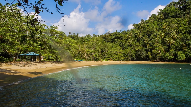 Pantai Naku berbentuk huruf “U” di Ambon (foto: Eddeliki) Pantai Naku berbentuk huruf “U” di Ambon (foto: Eddeliki)