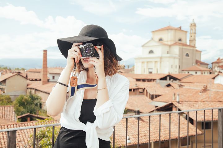 Ilustrasi traveler perempuan. (Foto: Pixabay) Ilustrasi traveler perempuan. (Foto: Pixabay)