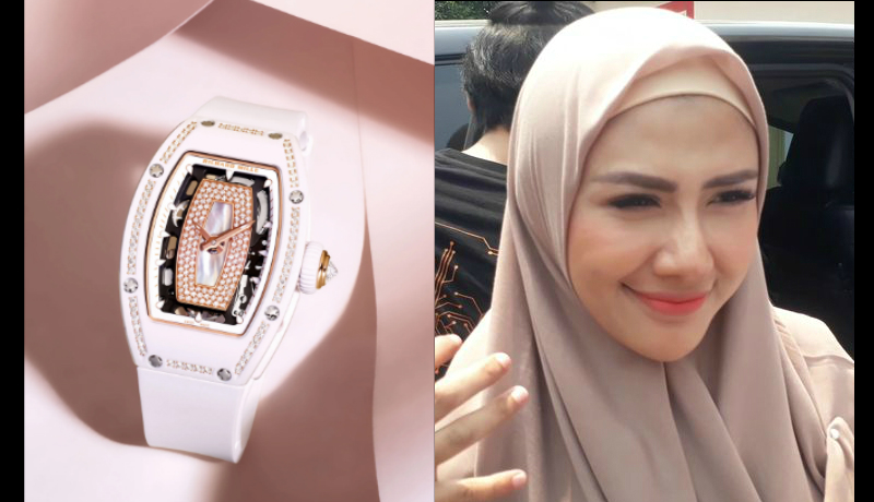 Jam tangan Richard Mille Rey Utami jadi sorotan saat menyambangi Kejaksaan Jakarta Selatan, Kamis (24/10) (Foto : Richard Mille Official dan Grid) Jam tangan Richard Mille Rey Utami jadi sorotan saat menyambangi Kejaksaan Jakarta Selatan, Kamis (24/10) (Foto : Richard Mille Official dan Grid)