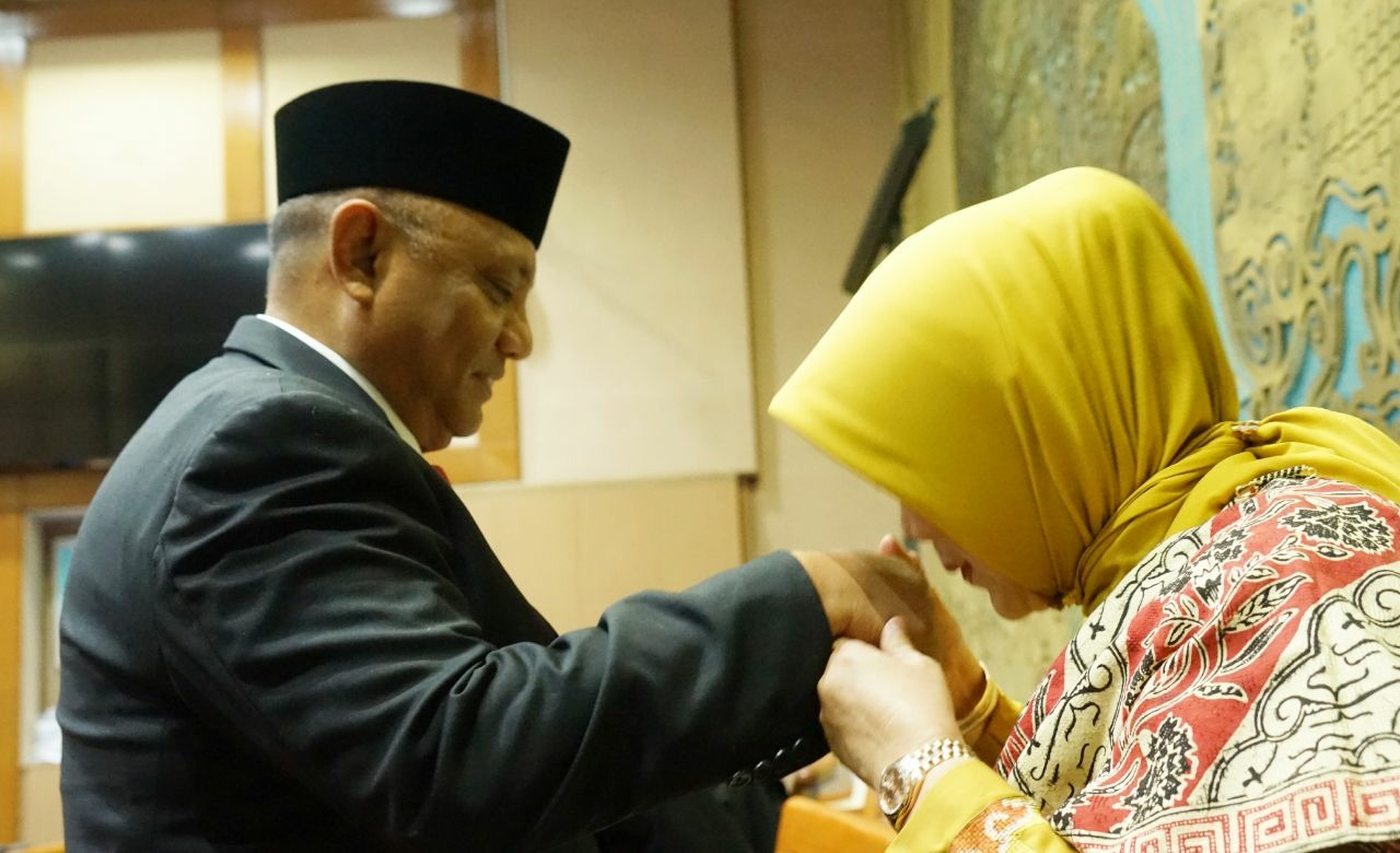 Gubernur Gorontalo, Rusli Habibie dan istrinya Ny Idah Syahidah seusai pelantikan anggora DPR RI (Foto : Valen) Gubernur Gorontalo, Rusli Habibie dan istrinya Ny Idah Syahidah seusai pelantikan anggora DPR RI (Foto : Valen)