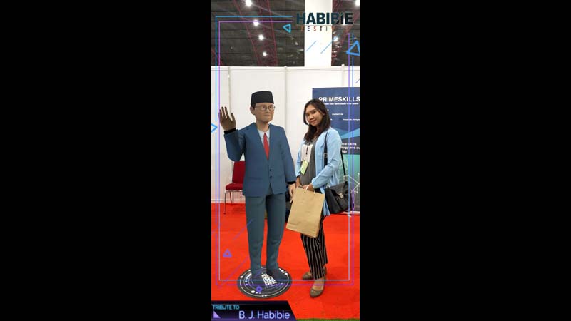 Selfie dengan BJ Habibie di aplikasi HabibieAR yang hanya ada di Orbit Habibie Festival (foto: GenPI.co) Selfie dengan BJ Habibie di aplikasi HabibieAR yang hanya ada di Orbit Habibie Festival (foto: GenPI.co)