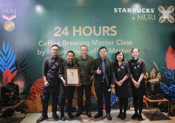Memperingati Hari Kopi Sedunia, Starbucks pecahkan rekor MURI bikin kelas meracik kopi 24 jam non stop! (Foto : Human Starbucks) Memperingati Hari Kopi Sedunia, Starbucks pecahkan rekor MURI bikin kelas meracik kopi 24 jam non stop! (Foto : Human Starbucks)