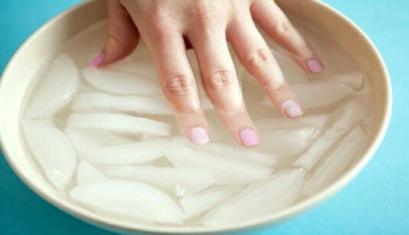 Merendam tangan dengan air dingin untuk mendetksi jantung. Foto: pinterest Merendam tangan dengan air dingin untuk mendetksi jantung. Foto: pinterest