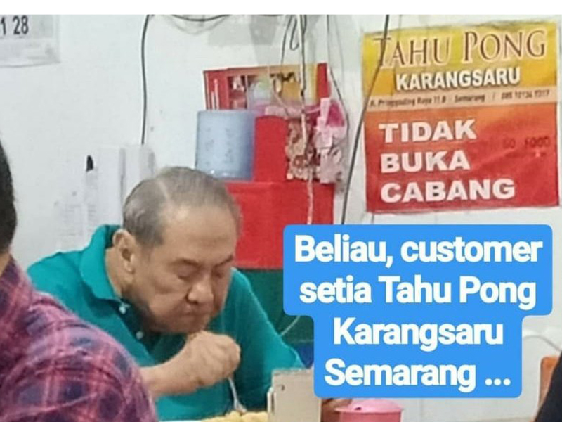 Orang terkaya di Indonesia Michael Bambang Hartono makan tahu pong Karangsaru. Foto: Twitter/@ayudh69 Orang terkaya di Indonesia Michael Bambang Hartono makan tahu pong Karangsaru. Foto: Twitter/@ayudh69