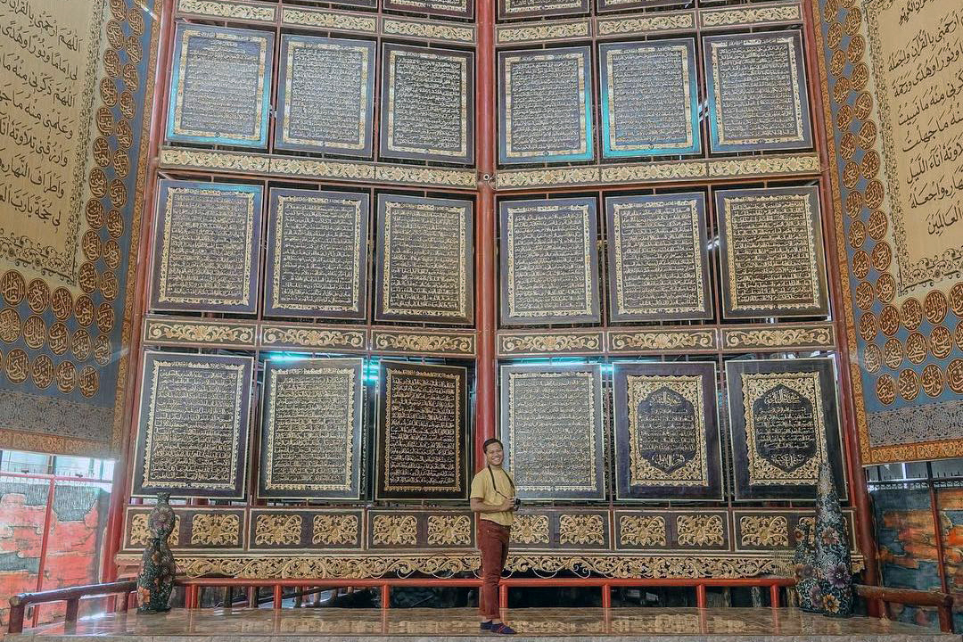 Alquran raksasa di Palembang, Sumatra Selatan. (Foto: pesona.travel) Alquran raksasa di Palembang, Sumatra Selatan. (Foto: pesona.travel)