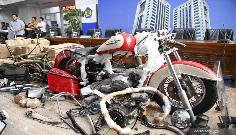 Barang bukti diperlihatkan pada konferensi pers terkait penyelundupan motor Harlery Davidson dan sepeda Brompton menggunakan pesawat baru milik Garuda Indonesia di Kementerian Keuangan, Jakarta. Foto: Antara Barang bukti diperlihatkan pada konferensi pers terkait penyelundupan motor Harlery Davidson dan sepeda Brompton menggunakan pesawat baru milik Garuda Indonesia di Kementerian Keuangan, Jakarta. Foto: Antara
