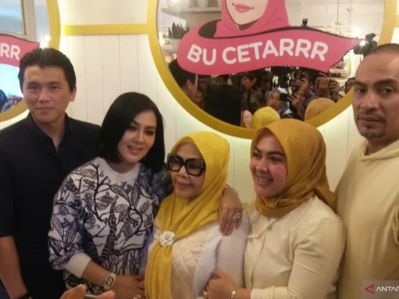 Penyanyi Syahrini bersama Reino Barack, ibundanya, adik dan adik iparnya. Foto: Antara/Lia Wanadriani Santosa Penyanyi Syahrini bersama Reino Barack, ibundanya, adik dan adik iparnya. Foto: Antara/Lia Wanadriani Santosa