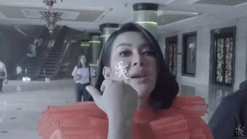 Syahrini dicakar saat bernyanyi di Bandung (foto: YouTube The Princess Syahrini) Syahrini dicakar saat bernyanyi di Bandung (foto: YouTube The Princess Syahrini)